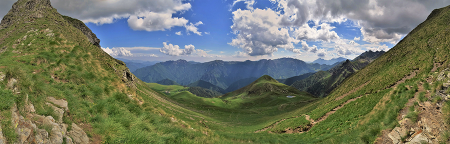 Panoramnica dalla Bocchetta Triomen sul Monte Avaro ed oltre